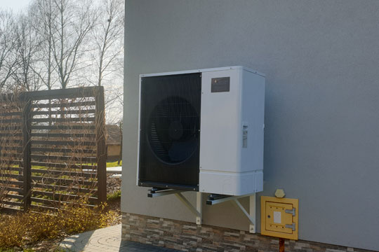 Zamontowana pompa ciepła przy budynku na terenie Lublina